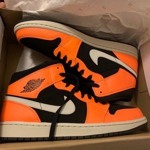 Jordan 1 Mid Black Cone